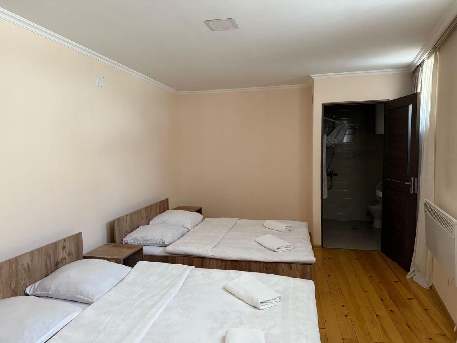 Eka'S Guest House Местия Экстерьер фото